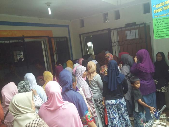 Warga Kelurahan Bubulak Bogor Terima Bantuan Tunai Program PKH