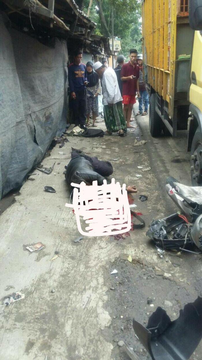 Pengendara Sepedamotor Tewas Ditabrak Truk