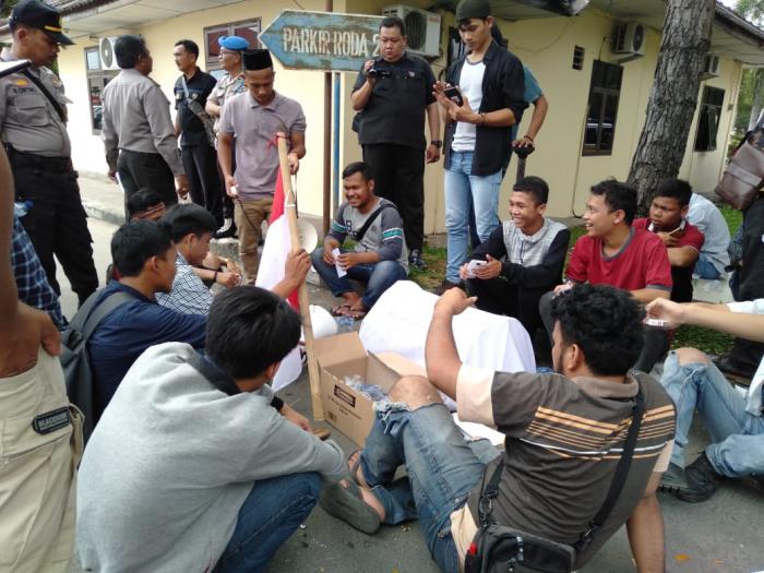 Massa SPMB P2 Minta Poldasu Usut Sejumlah Kasus di Palas 