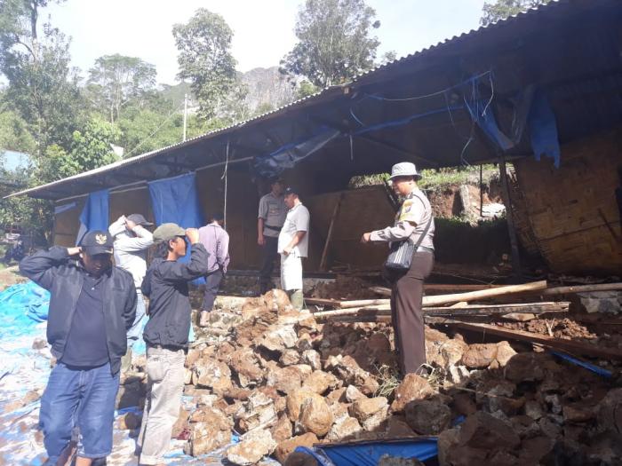 Pemandian Daun Paris Sidebu-debu Longsor, 7 Mahasiswa Tewas