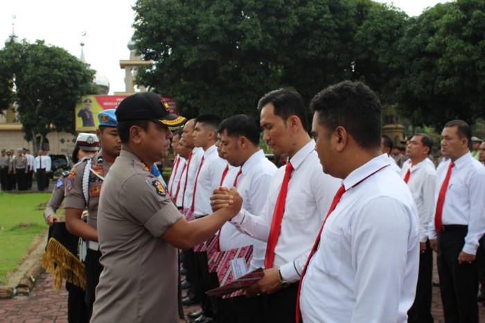 Kapolres Asahan Berikan Reward Bagi 36 Personel Berprestasi  