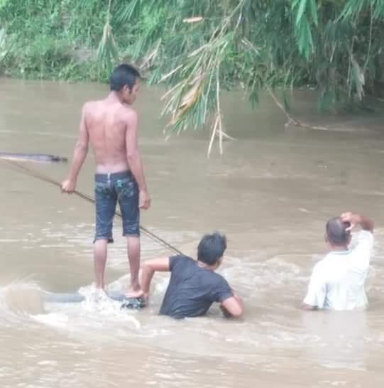Dua Truk Tenggelam Terseret Arus di Sungai Seruai 