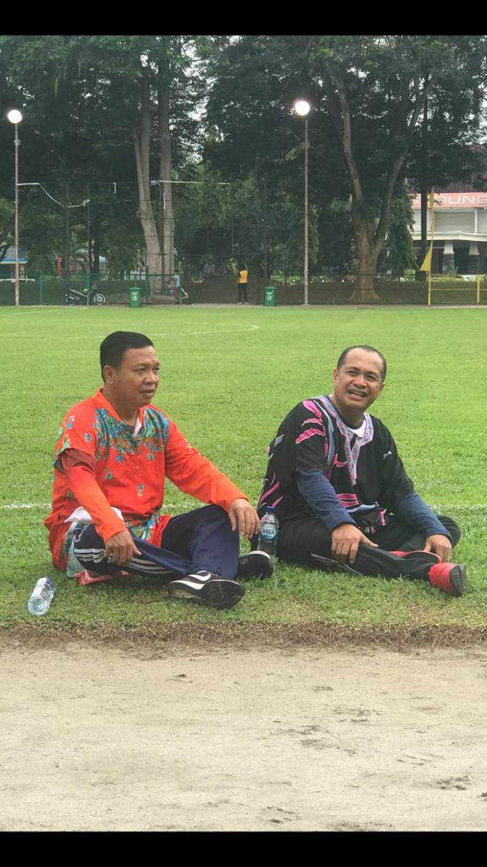 Zahir dan Kapolres Batubara Tanding Bola Pakai Daster 