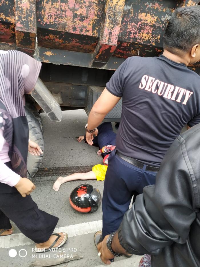 Dibonceng Lexi, Mike Tewas Dihantam Truk