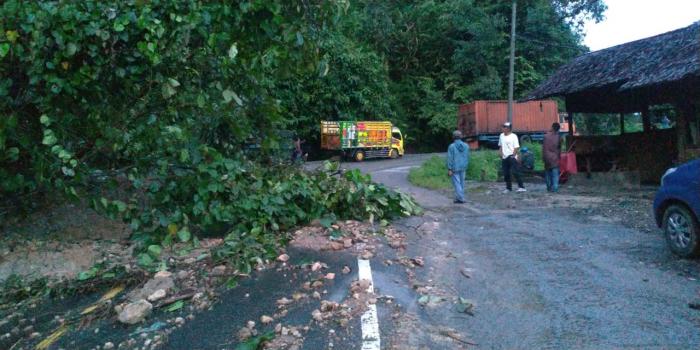 Jalur Medan-Berastagi Putus, Sekitar 20 Titik Longsor