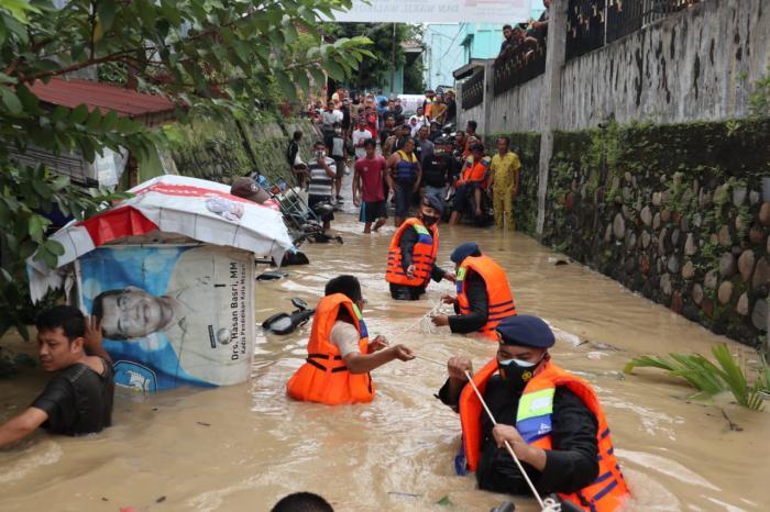 Brimob Polda Sumut Bantu Evakuasi Korban Banjir Sei Mati