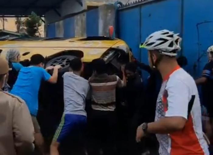 Pengendara Sepeda Motor Tewas Ditabrak Angkot