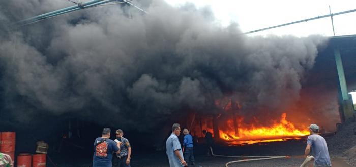 Pabrik Sarung Tangan Terbakar 
