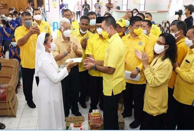 Ketua Golkar Sumut Bagikan Paket Natal 