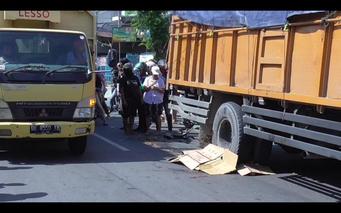 Wanita Pengendara Motor Remuk Dilindas Truk  