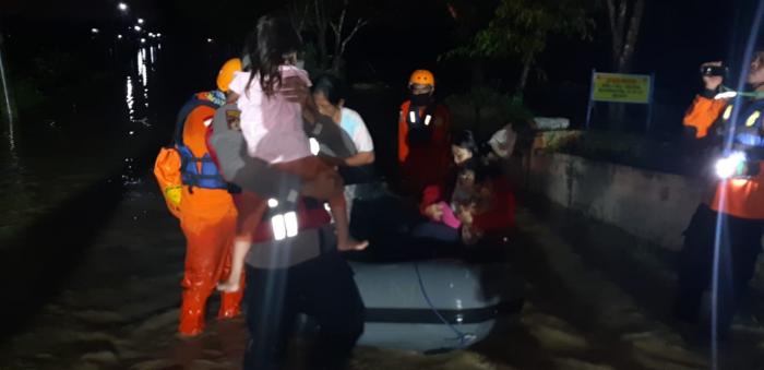 Kompleks De Flamboyan Kembali Banjir, Tim SAR Evakuasi Warga