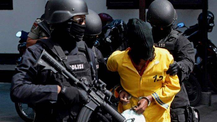 Densus 88 Amankan Seorang Penjual Madu Terduga Teroris di Simalingkar