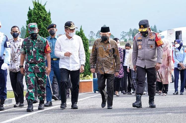 Kapolda Sumut Sambut Kedatangan Wapres RI di Bandara Silangit