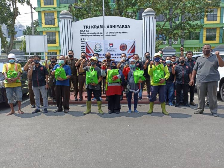 Kejari Medan Bersama Forwakum Sumut Berbagi 200 Paket Sembako