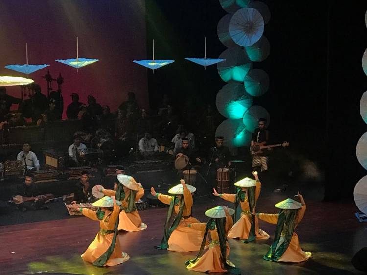 Pemuda Asing Melakukan Pentas Kebudayaan Indonesia