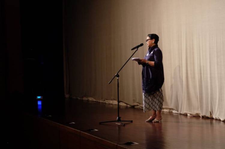 Pemuda Asing Melakukan Pentas Kebudayaan Indonesia